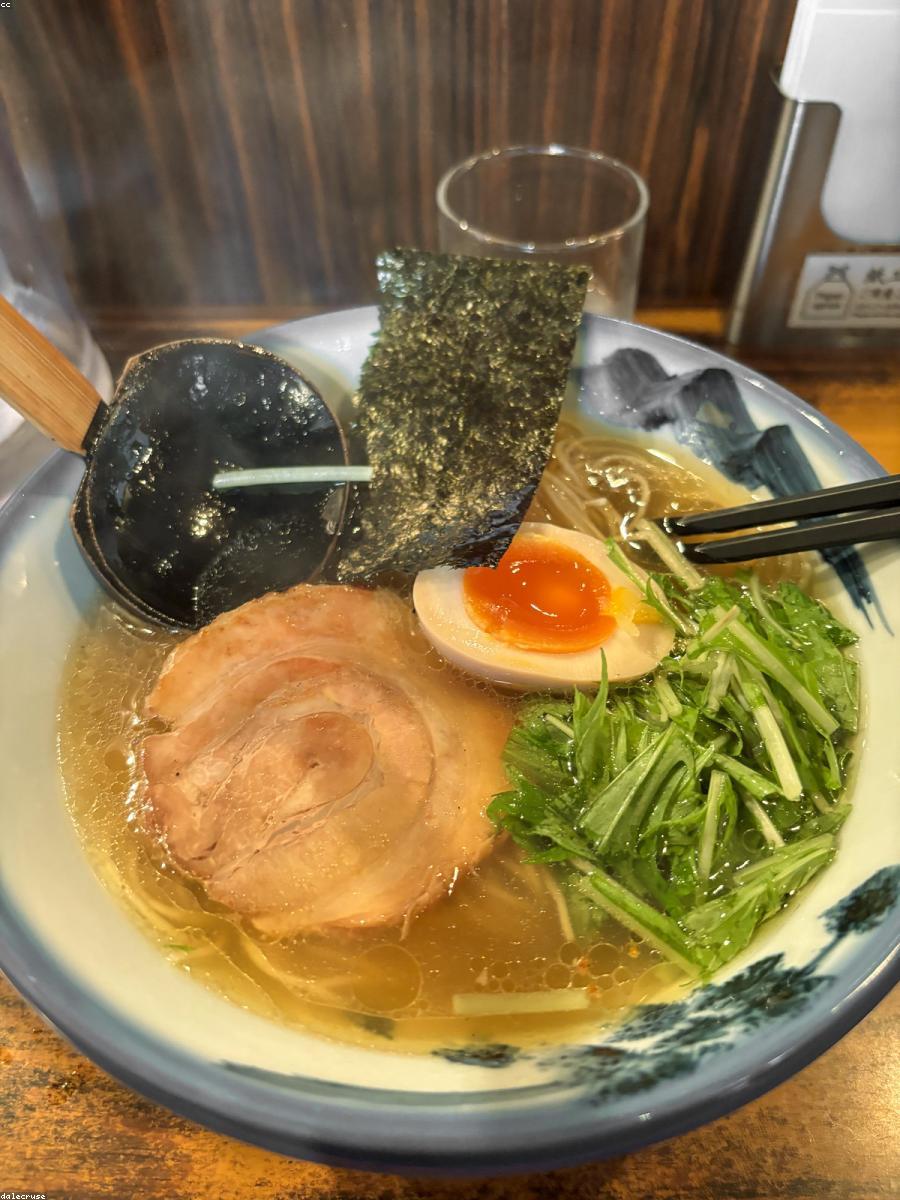 Skleda tonkotsu ramena v restavraciji Sakura Bambus